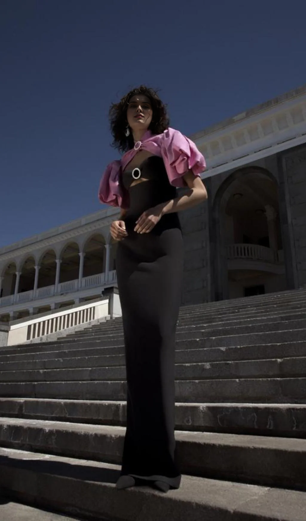 Robe de bal formelle à dos nu, manches bouffantes et col haut